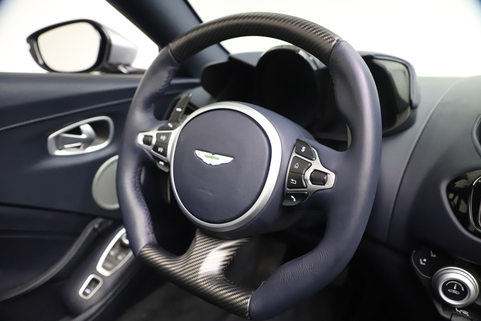 Used 2021 Aston Martin V8 Vantage Roadster RWD image 26