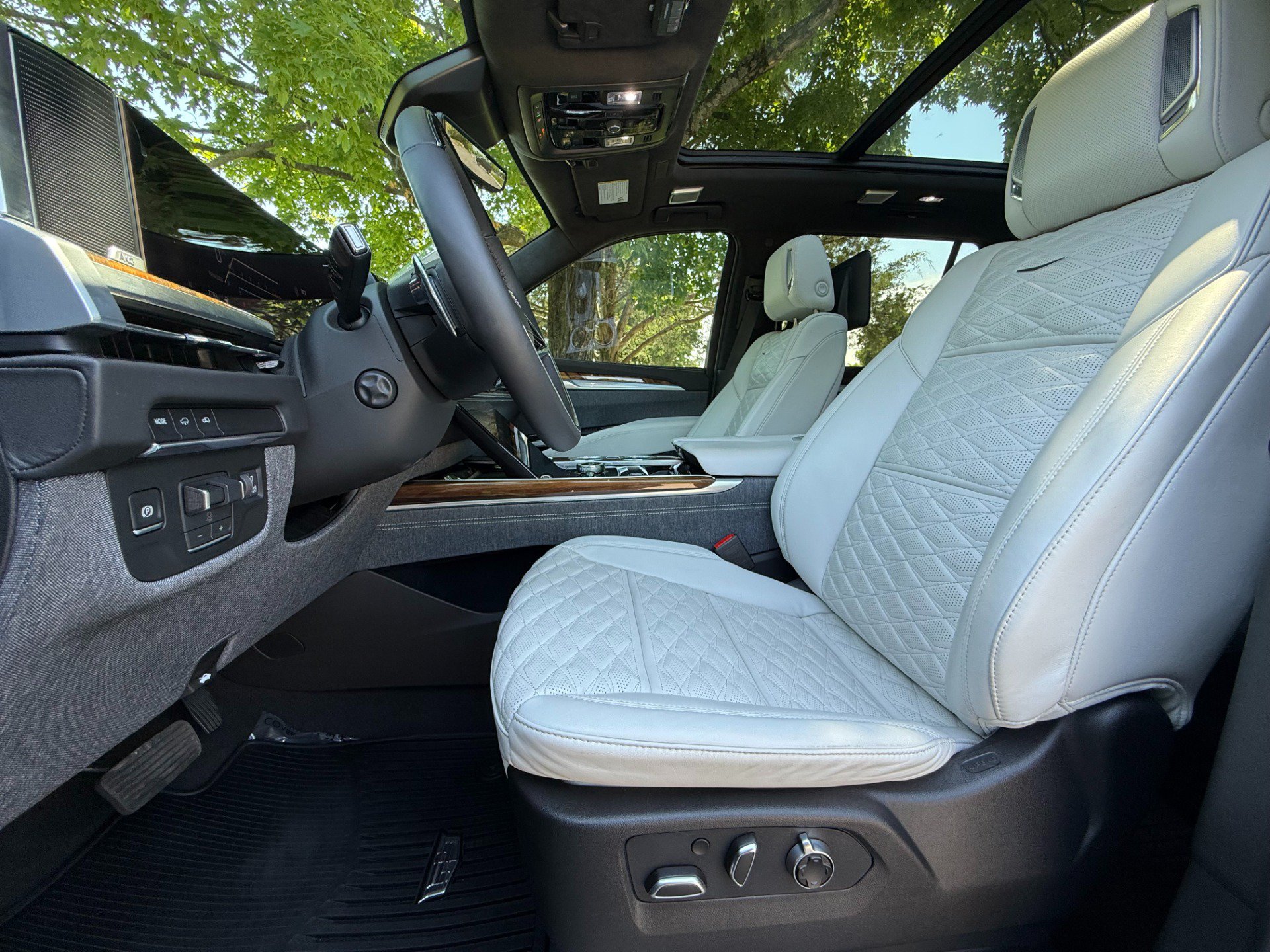 Used 2026 Cadillac Escalade Platinum Luxury RWD image 9