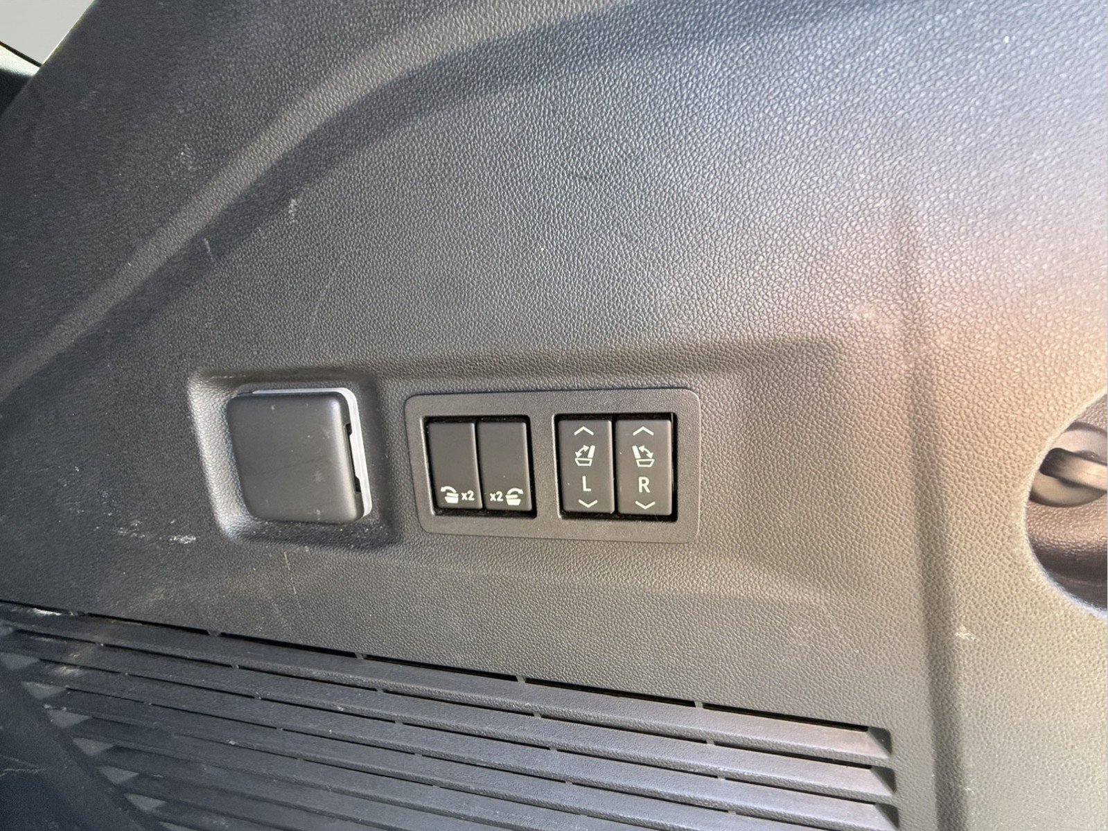 Used 2021 GMC Yukon SLT w/ SLT Premium Package image 33