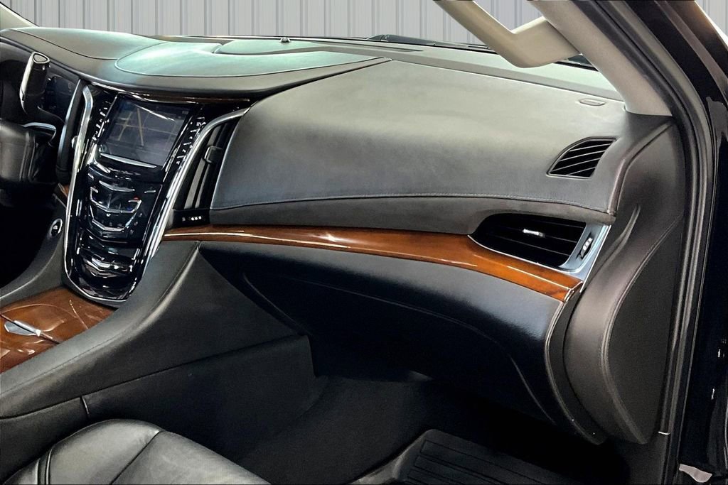 Used 2017 Cadillac Escalade Luxury AWD/4WD image 29
