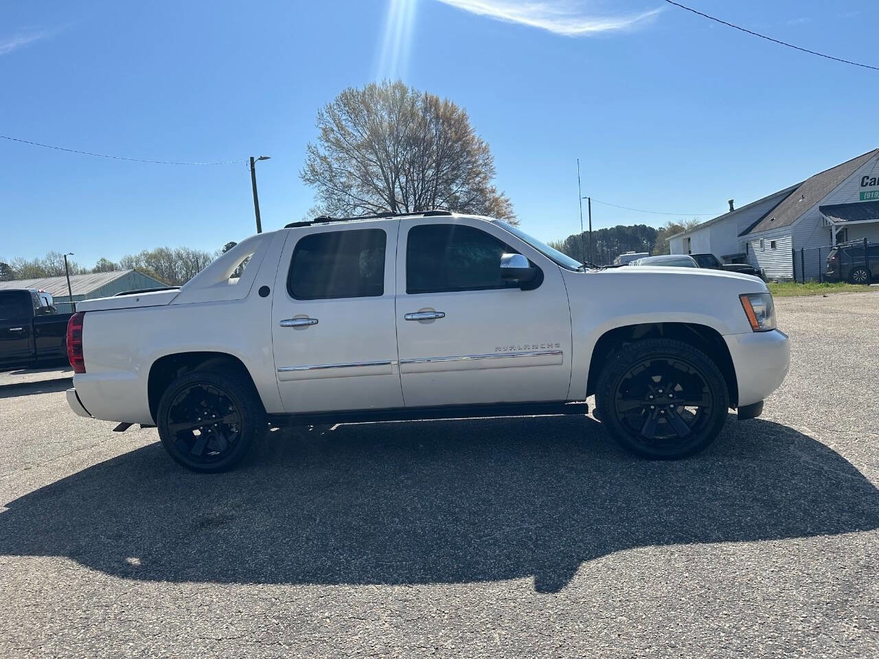 Used 2013 Chevrolet Avalanche LTZ RWD image 15