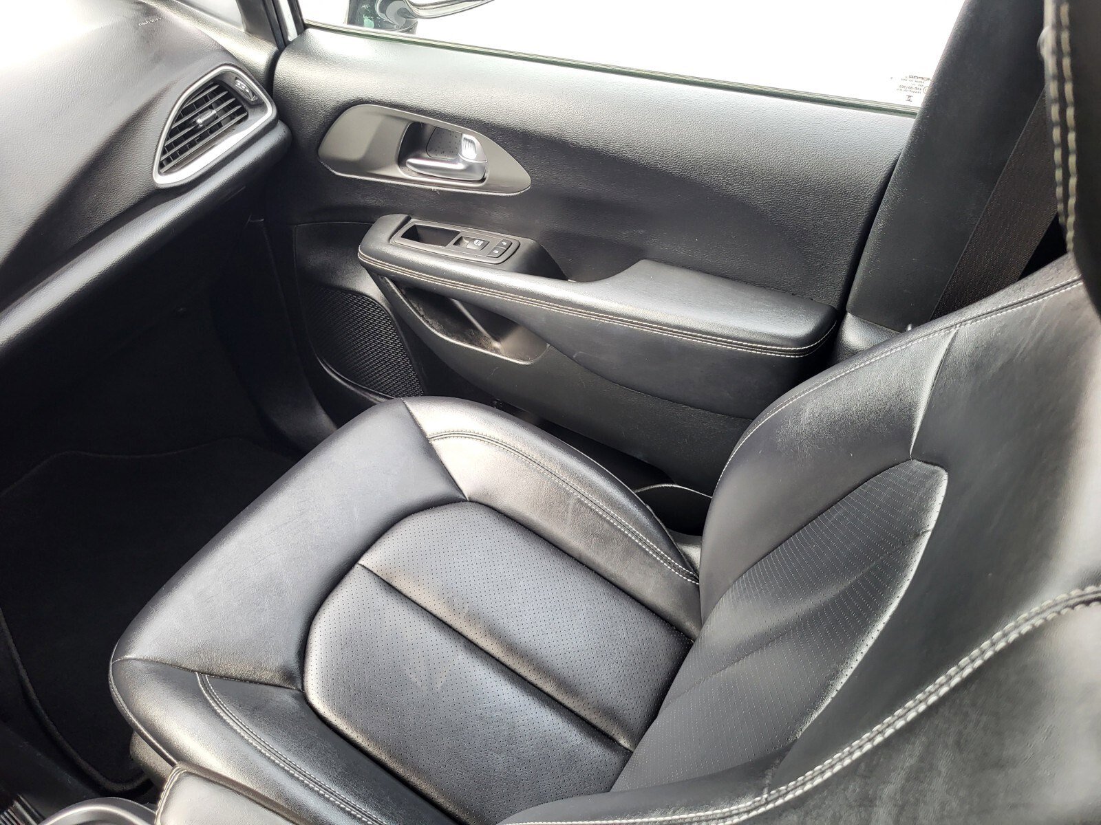 Used 2025 Chrysler Pacifica Select FWD image 16