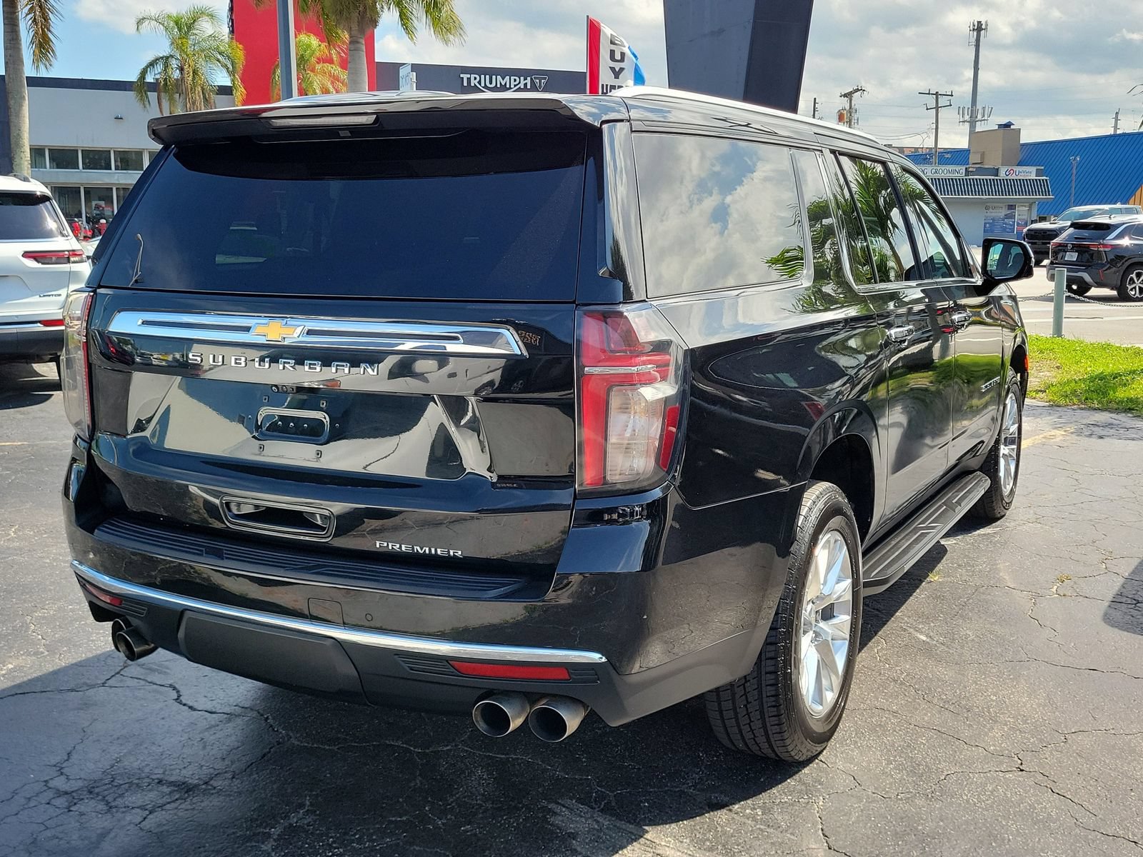 Used 2021 Chevrolet Suburban Premier w/ Premium Package AWD/4WD image 4