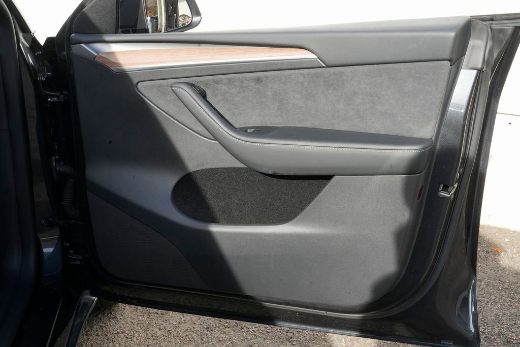 Used 2025 Tesla Model Y Long Range image 27