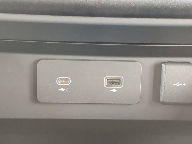 Used 2023 Land Rover Defender 130 X-Dynamic SE image 6