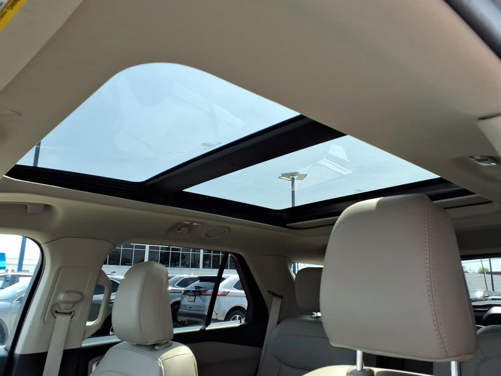 Certified 2023 Ford Explorer XLT w/ Equipment Group 202A AWD/4WD image 16