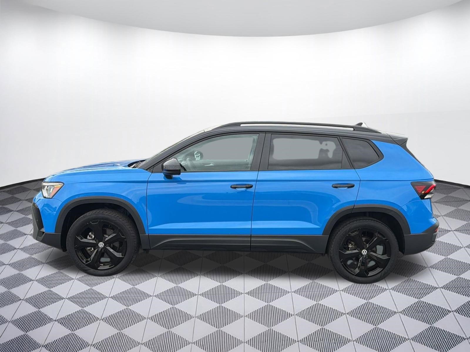Certified 2025 Volkswagen Taos SE AWD/4WD image 2