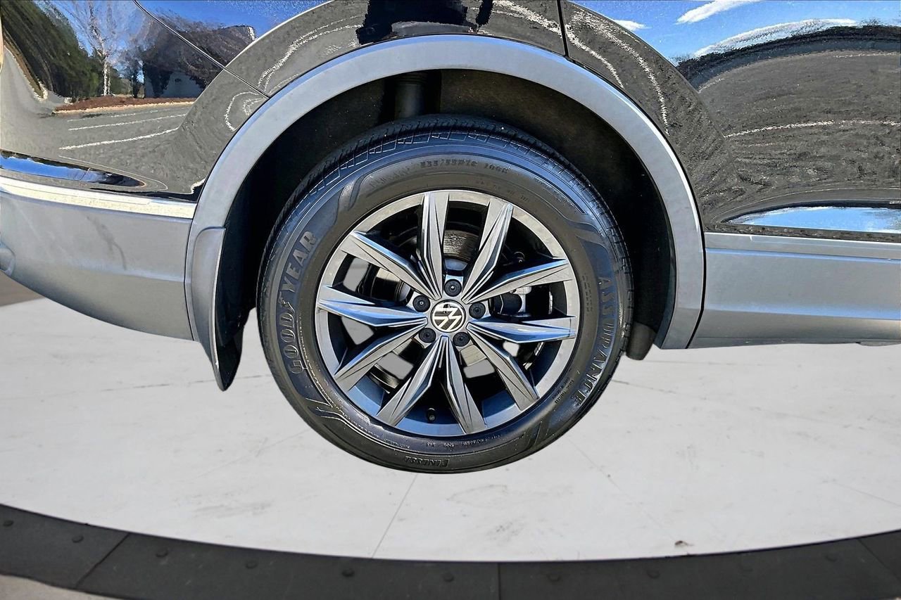 Used 2022 Volkswagen Tiguan SE w/ Panoramic Sunroof Package image 35