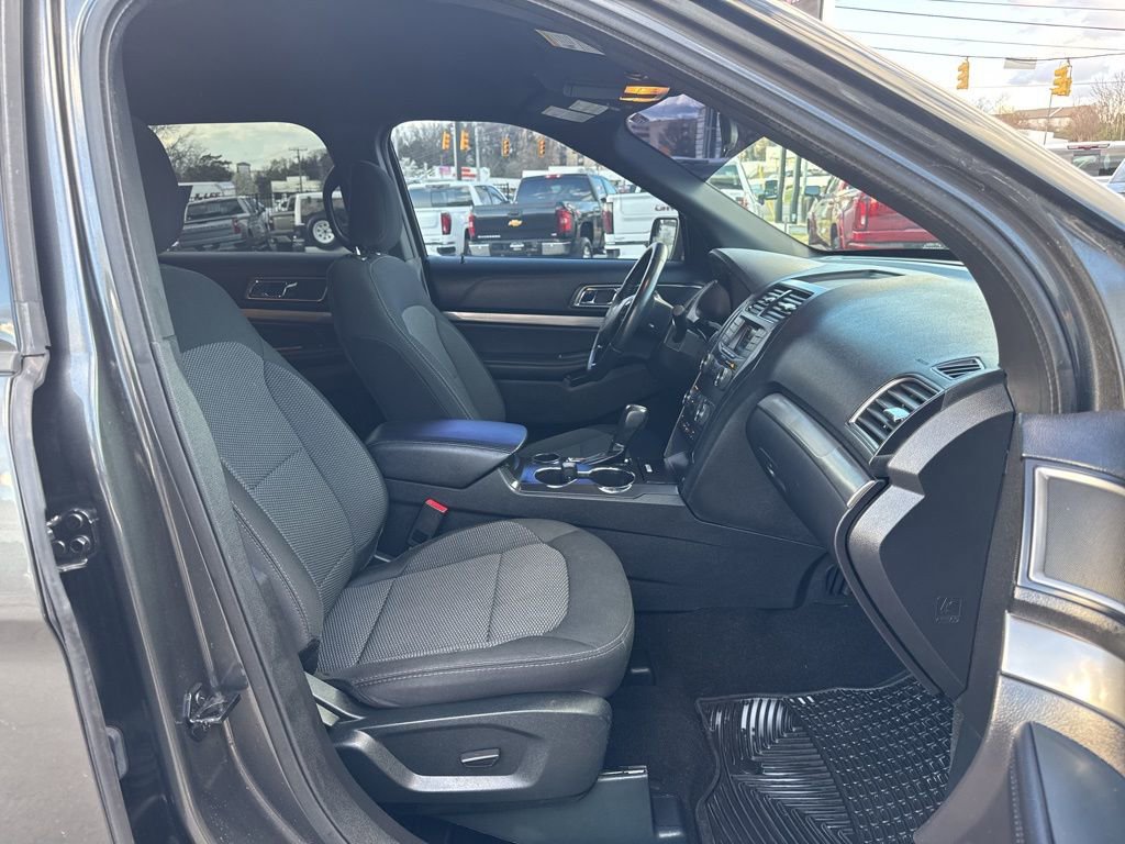 Used 2019 Ford Explorer XLT image 18