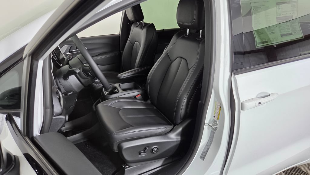 New 2025 Chrysler Pacifica Select w/ Fav Edition Package FWD image 15