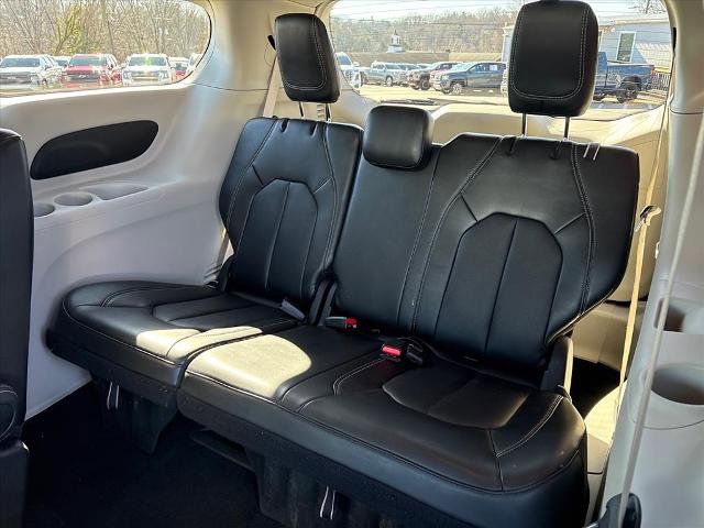 Used 2024 Chrysler Pacifica Touring-L image 9