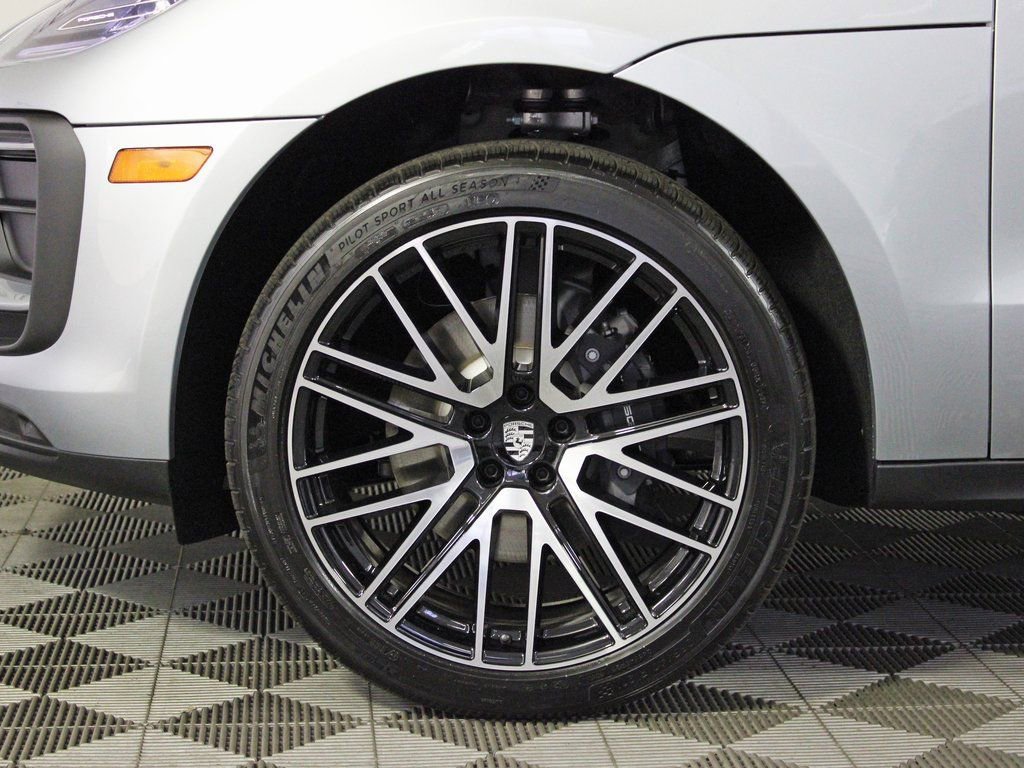 Certified 2025 Porsche Macan image 38
