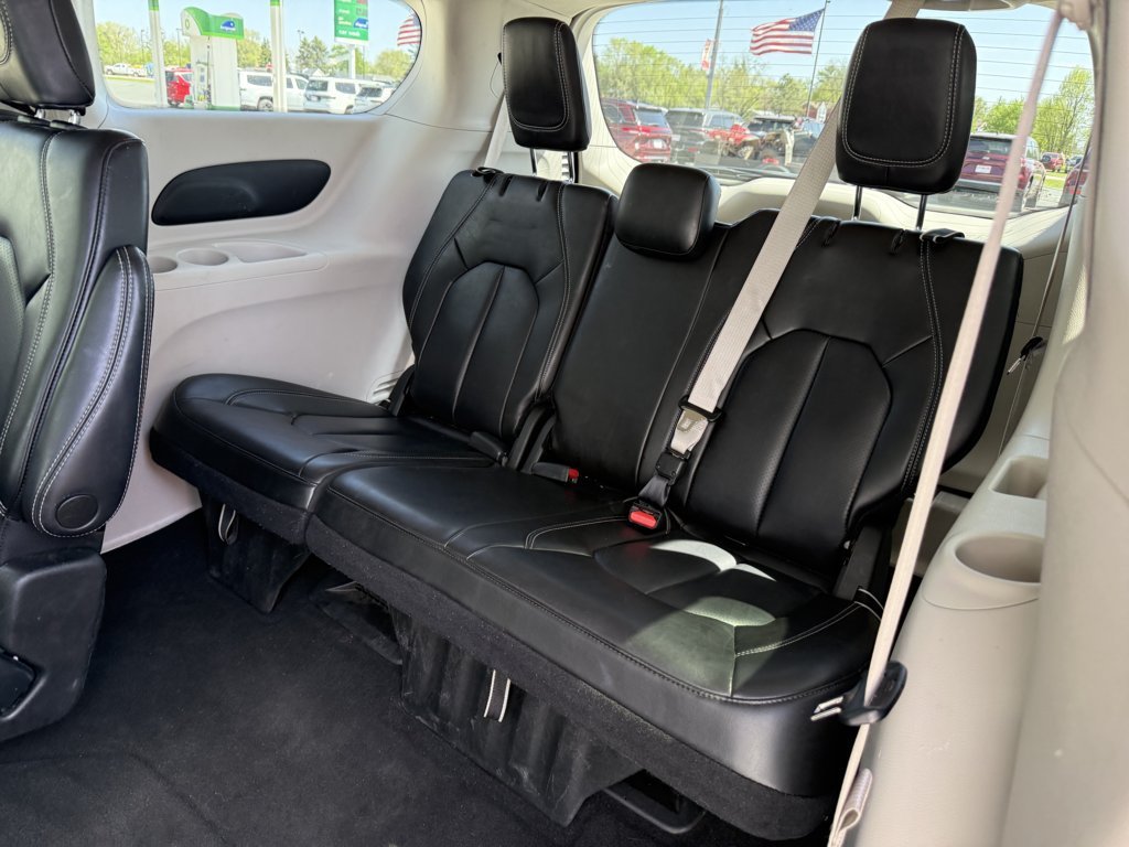 Used 2023 Chrysler Pacifica Touring-L FWD image 16