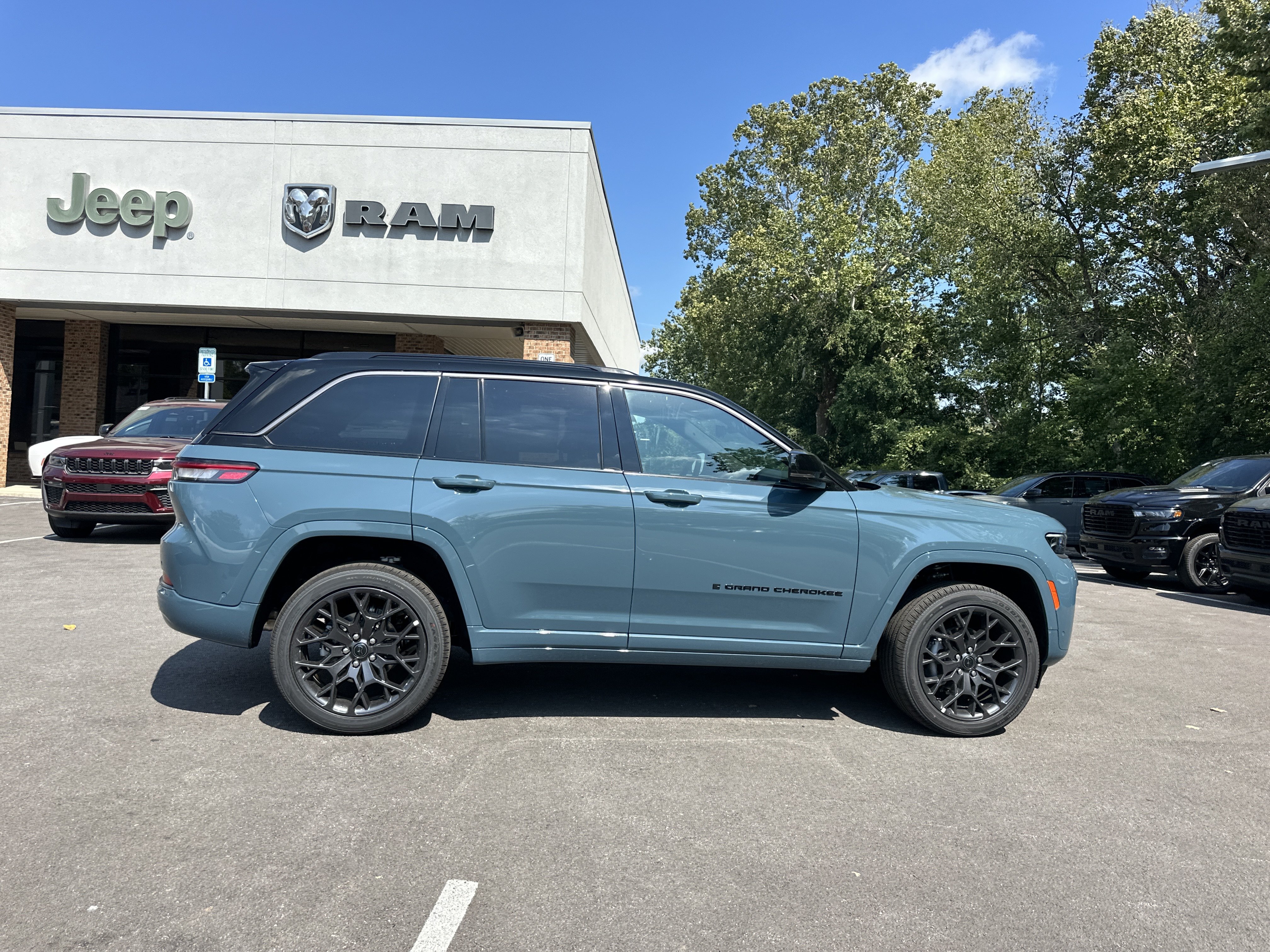 New 2027 Jeep Grand Cherokee Summit w/ Adv Protech Group IV AWD/4WD image 21