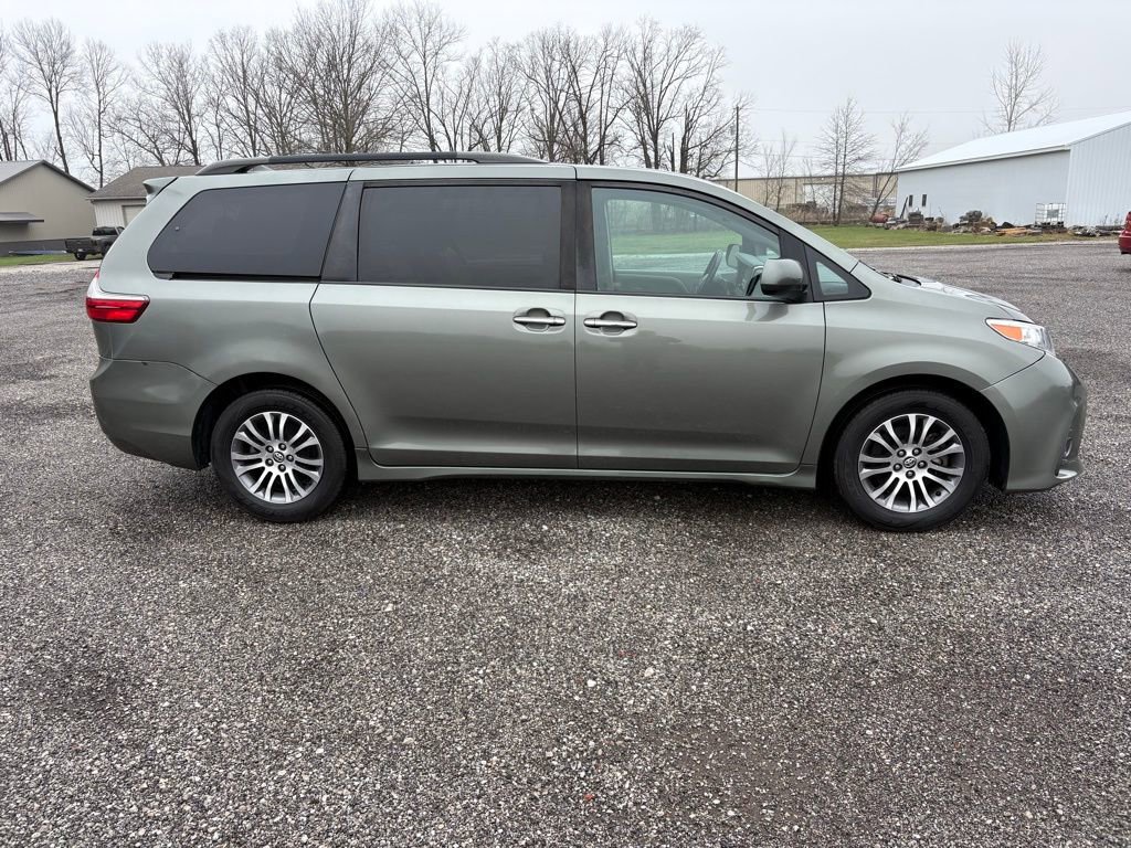 Used 2019 Toyota Sienna XLE FWD image 2