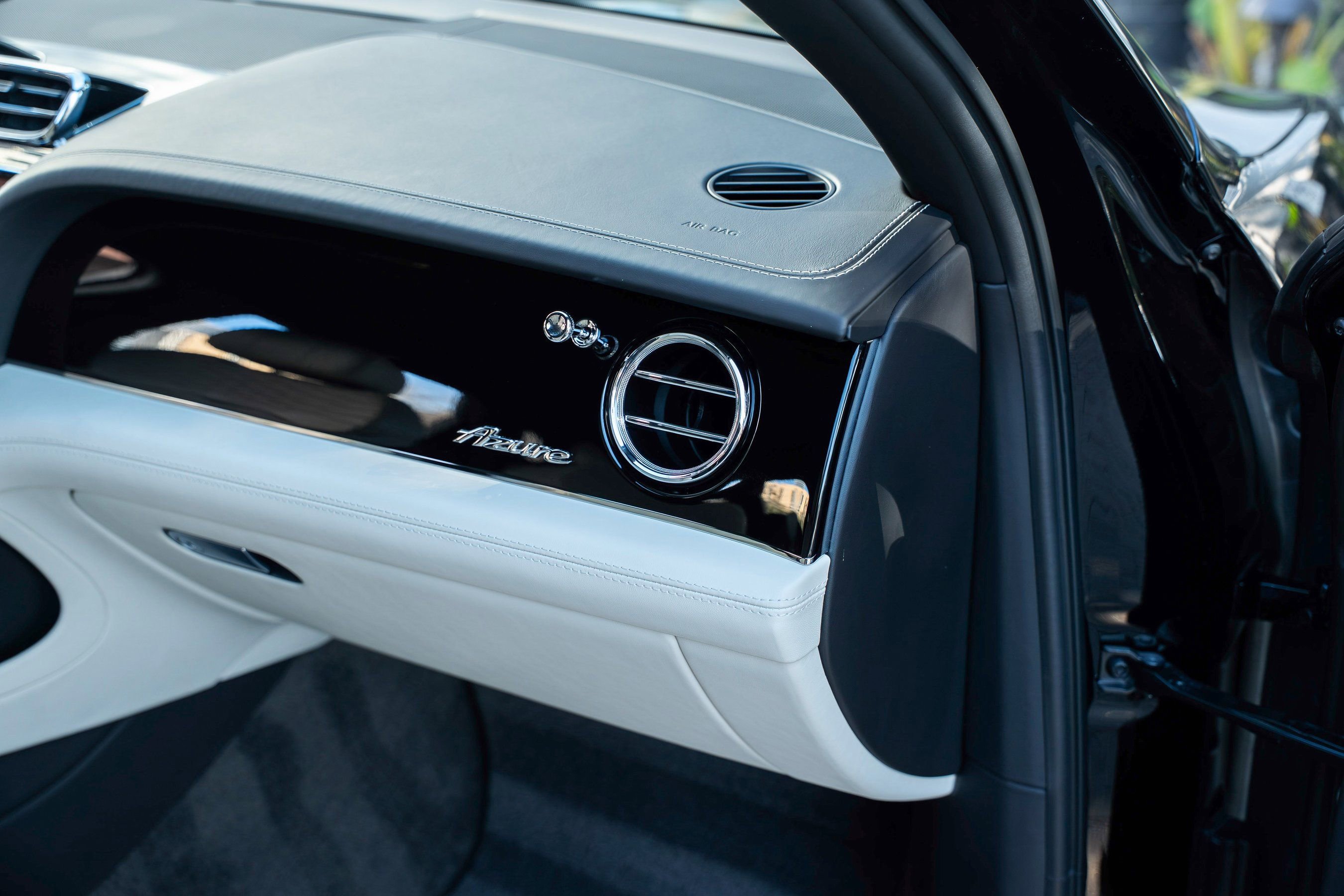 Used 2023 Bentley Bentayga Extended Wheelbase image 35