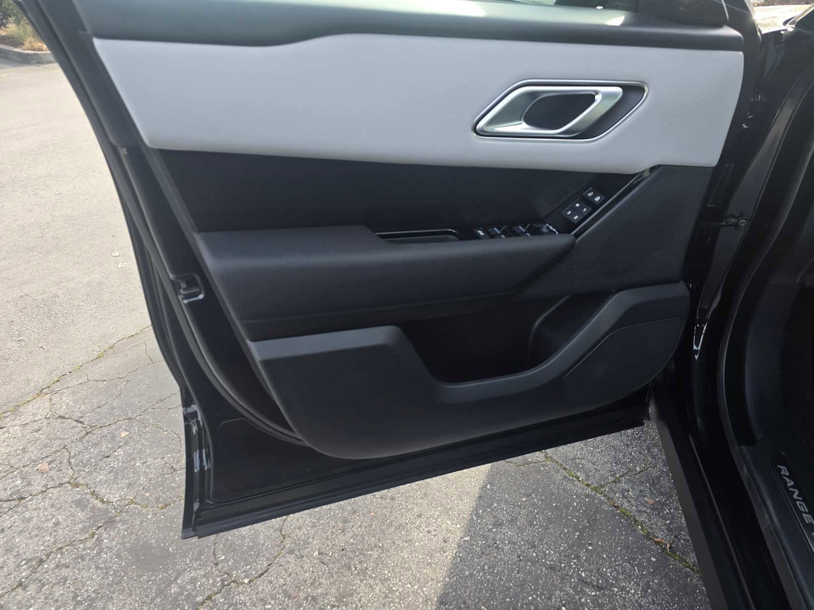 New 2026 Land Rover Range Rover Velar Dynamic SE image 23