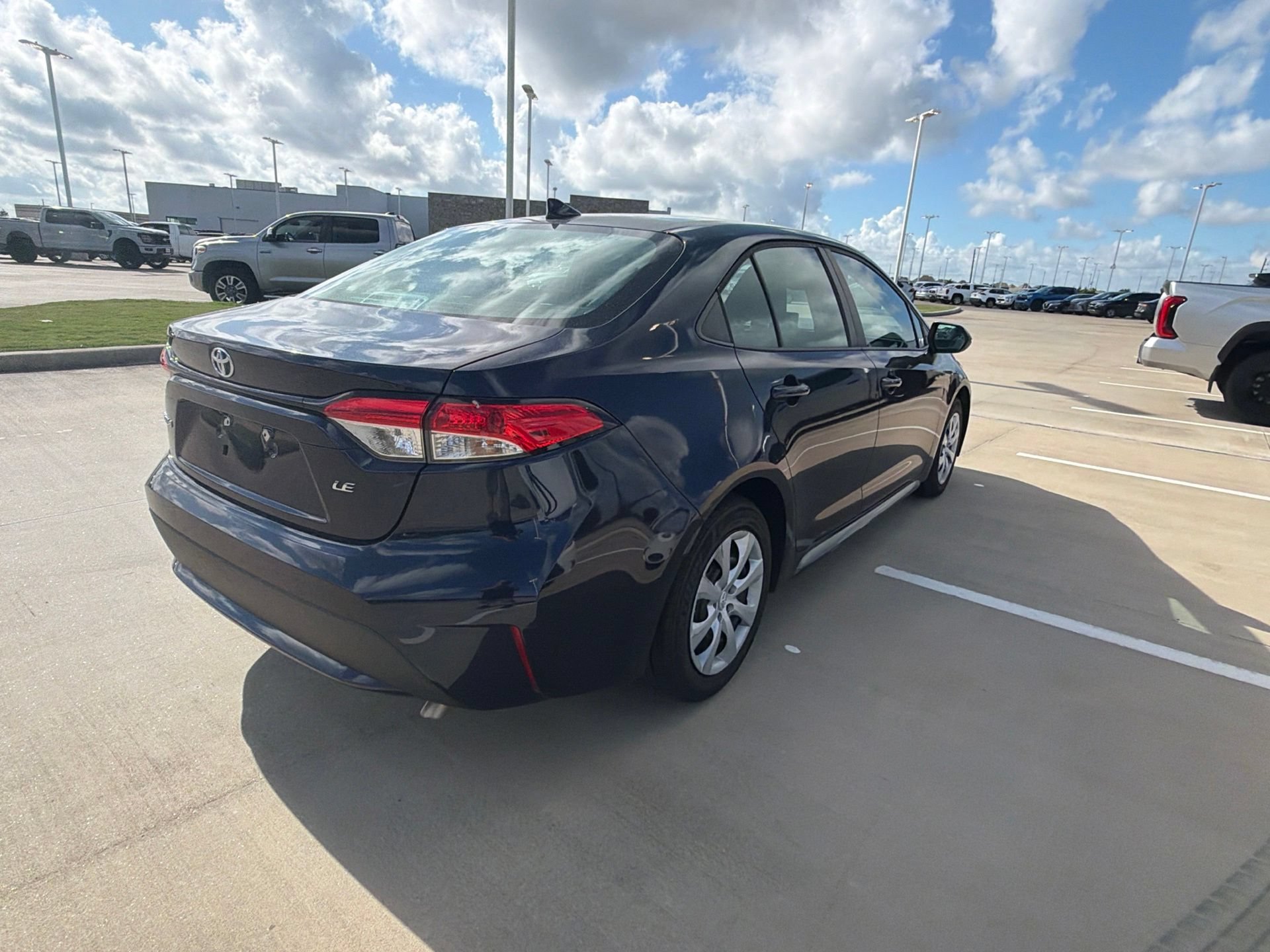 Used 2022 Toyota Corolla LE FWD image 3