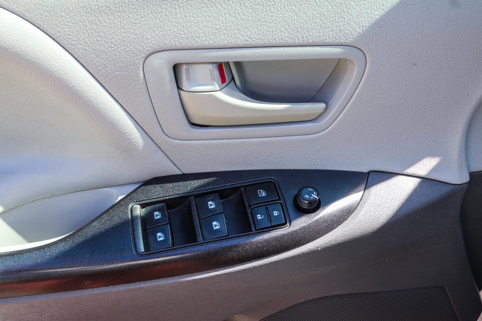 Used 2019 Toyota Sienna L FWD image 31