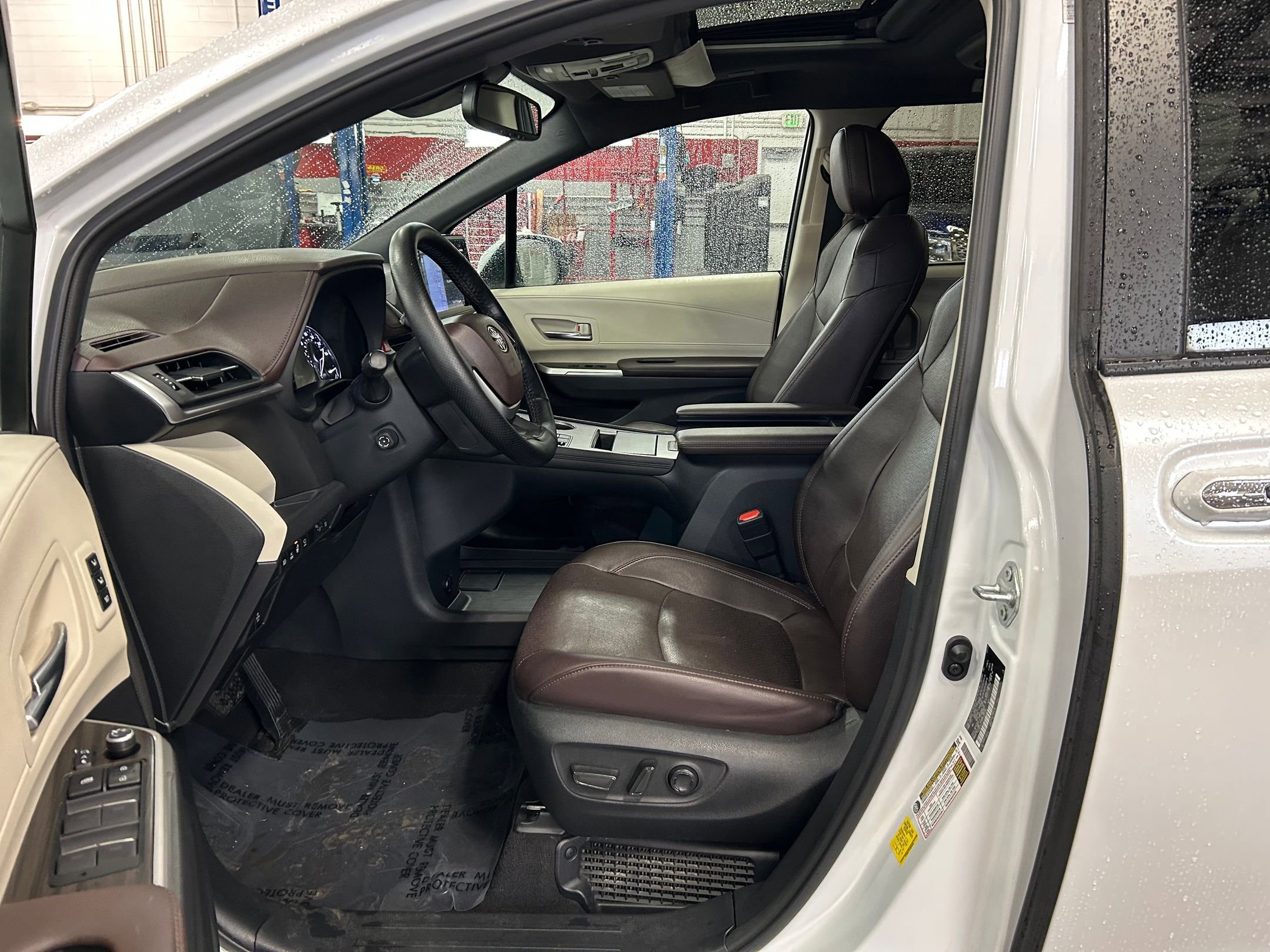 Used 2023 Toyota Sienna Platinum AWD/4WD image 12