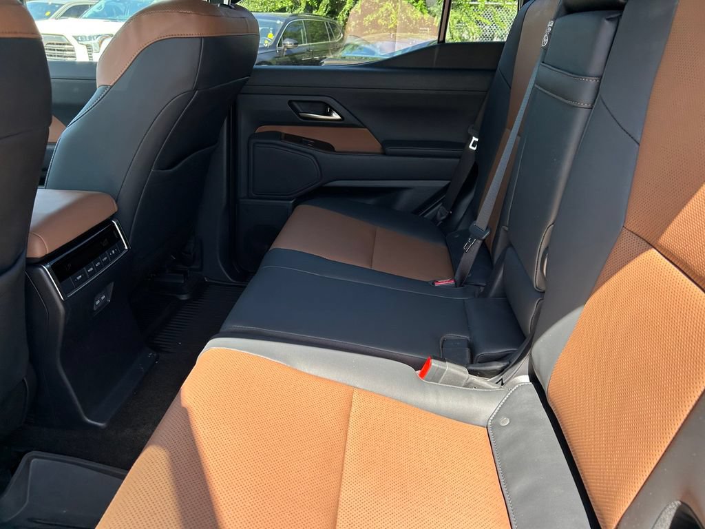Used 2025 Lexus GX 550 w/ Accessory Package (2T) AWD/4WD image 18
