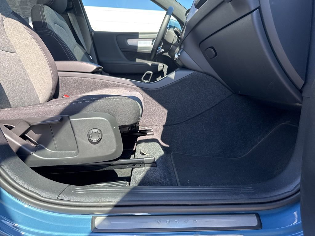 Used 2024 Volvo XC40 B5 Core image 49