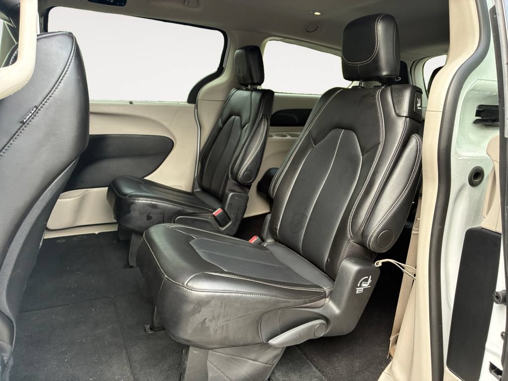 Used 2024 Chrysler Pacifica Touring-L FWD image 13