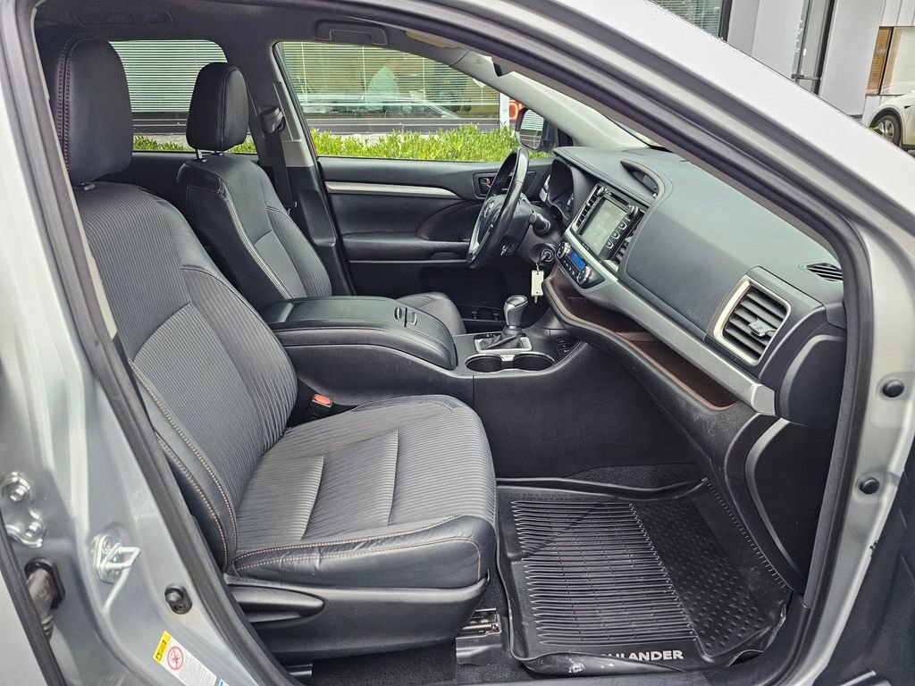 Used 2017 Toyota Highlander Plus AWD/4WD image 11