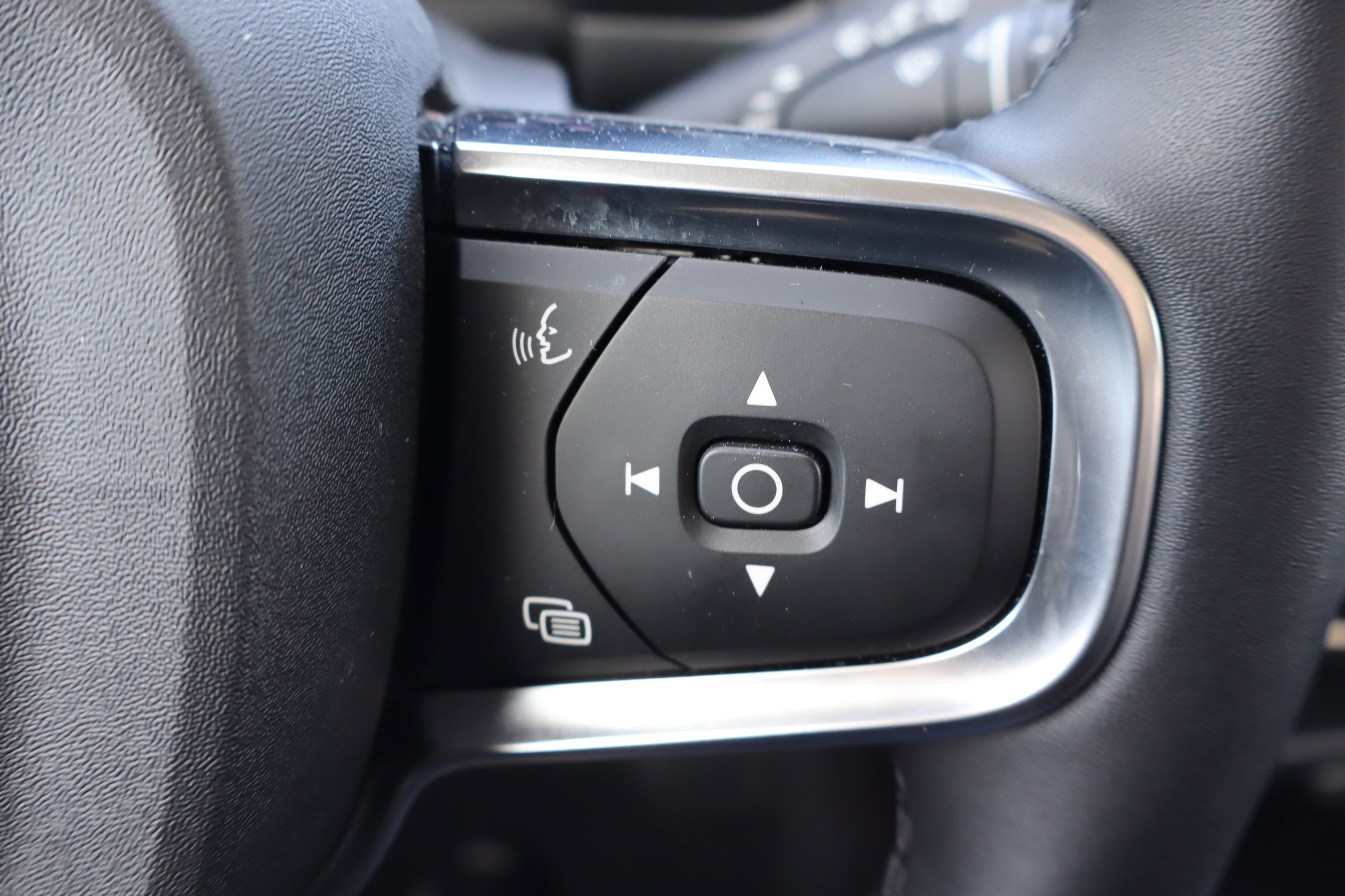 Used 2025 Volvo XC40 B5 Core image 21