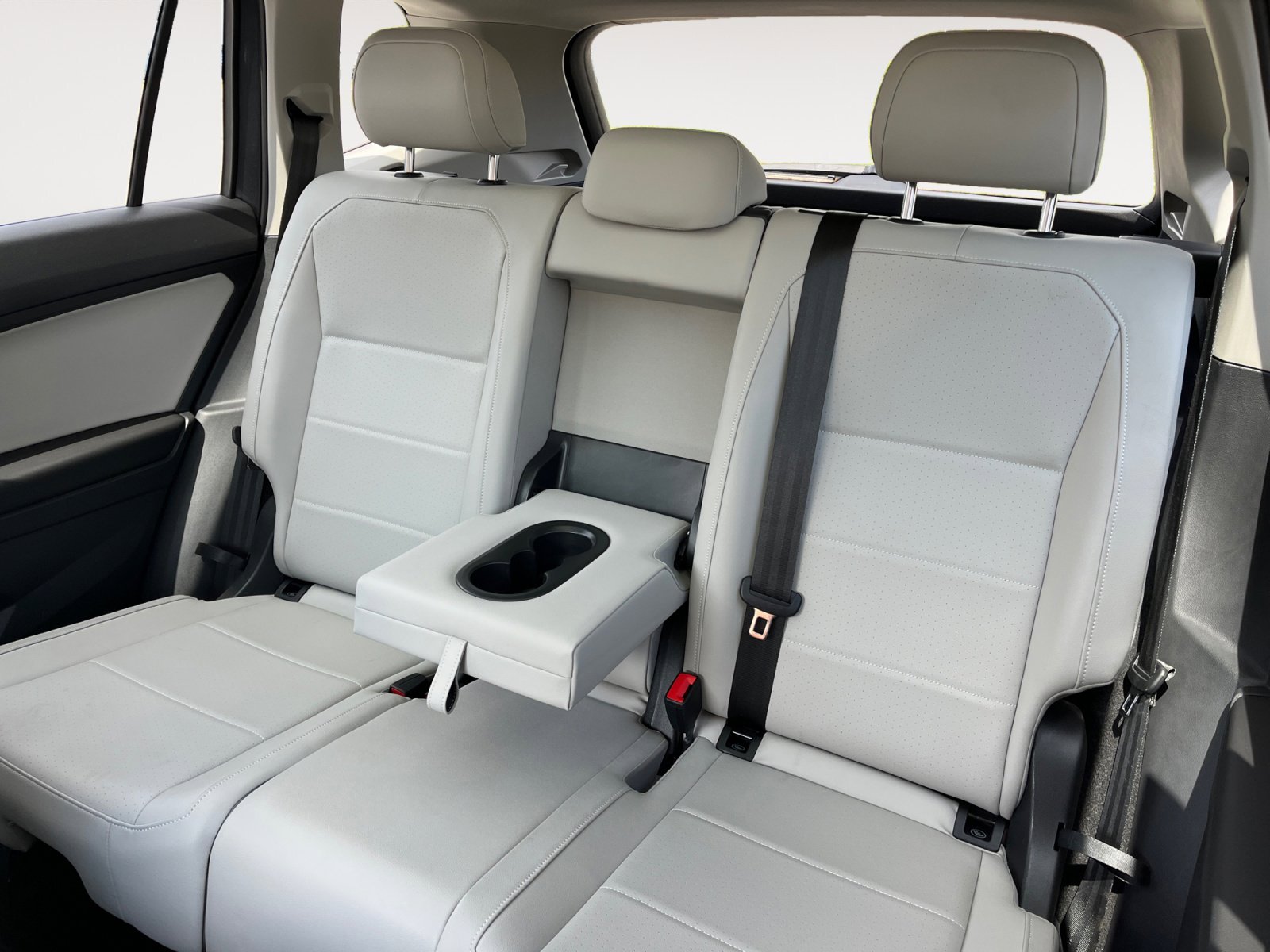 Certified 2020 Volkswagen Tiguan SEL w/ Tiguan Two-Row MDO Package image 16