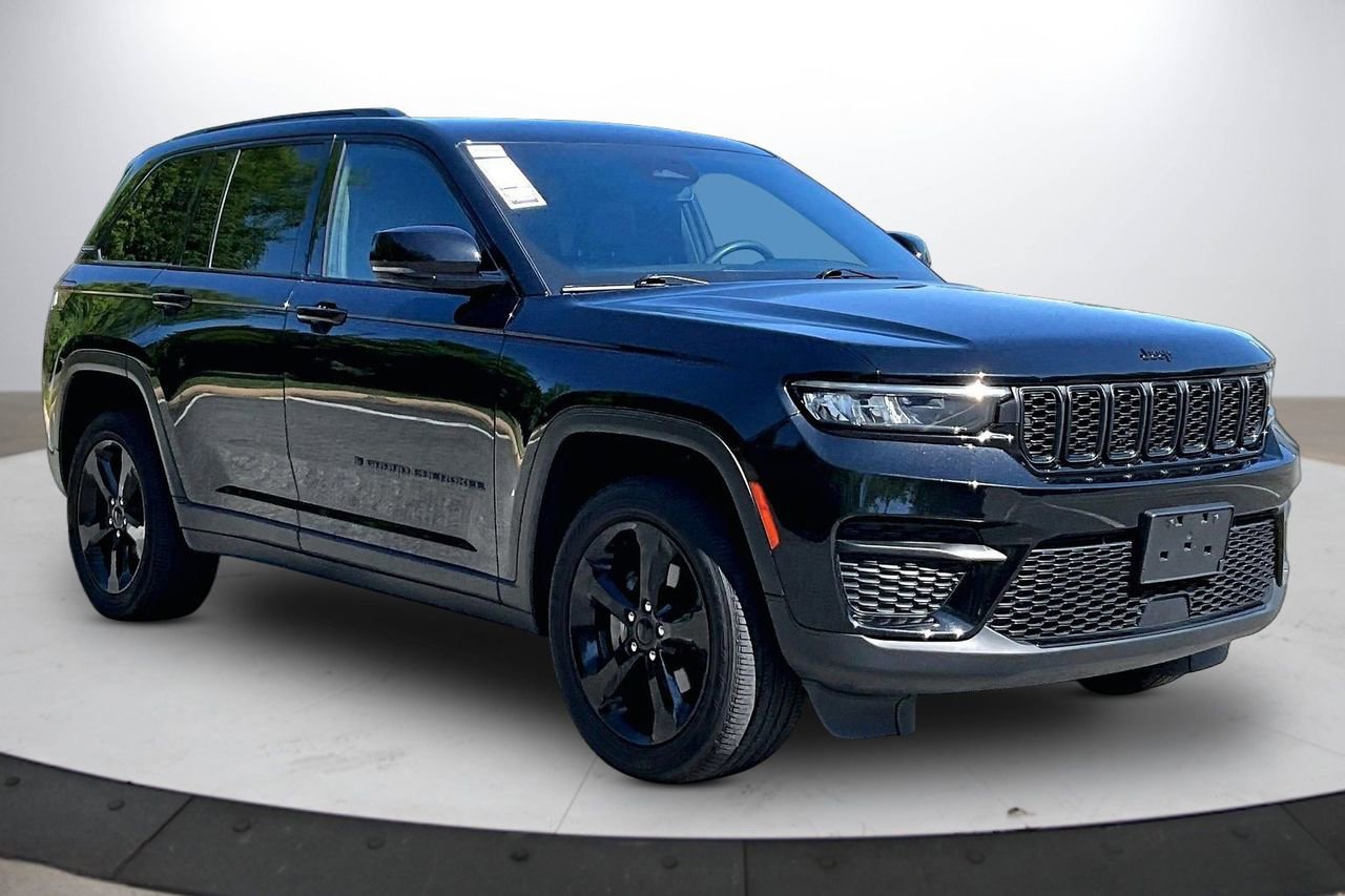 Used 2023 Jeep Grand Cherokee Altitude AWD/4WD image 2