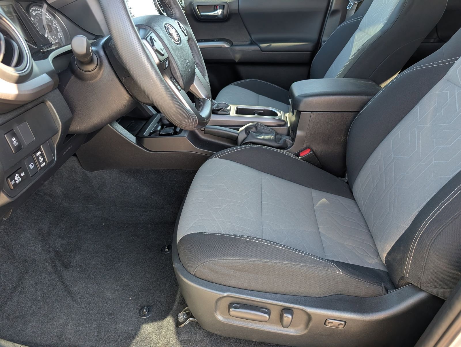 Used 2022 Toyota Tacoma TRD Sport w/ Technology Package AWD/4WD image 14