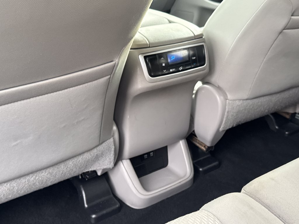 Used 2019 Toyota Highlander LE AWD/4WD image 37