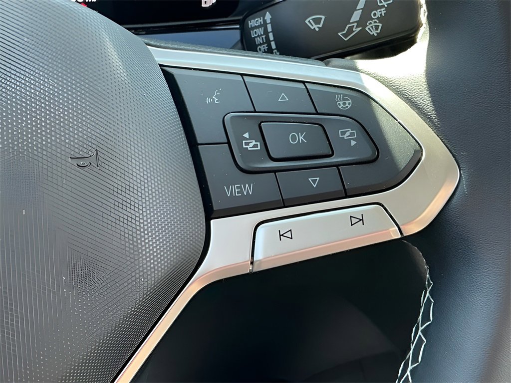 Used 2024 Volkswagen Taos SE image 28