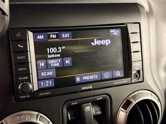 Used 2018 Jeep Wrangler Sahara w/ Connectivity Group AWD/4WD image 19
