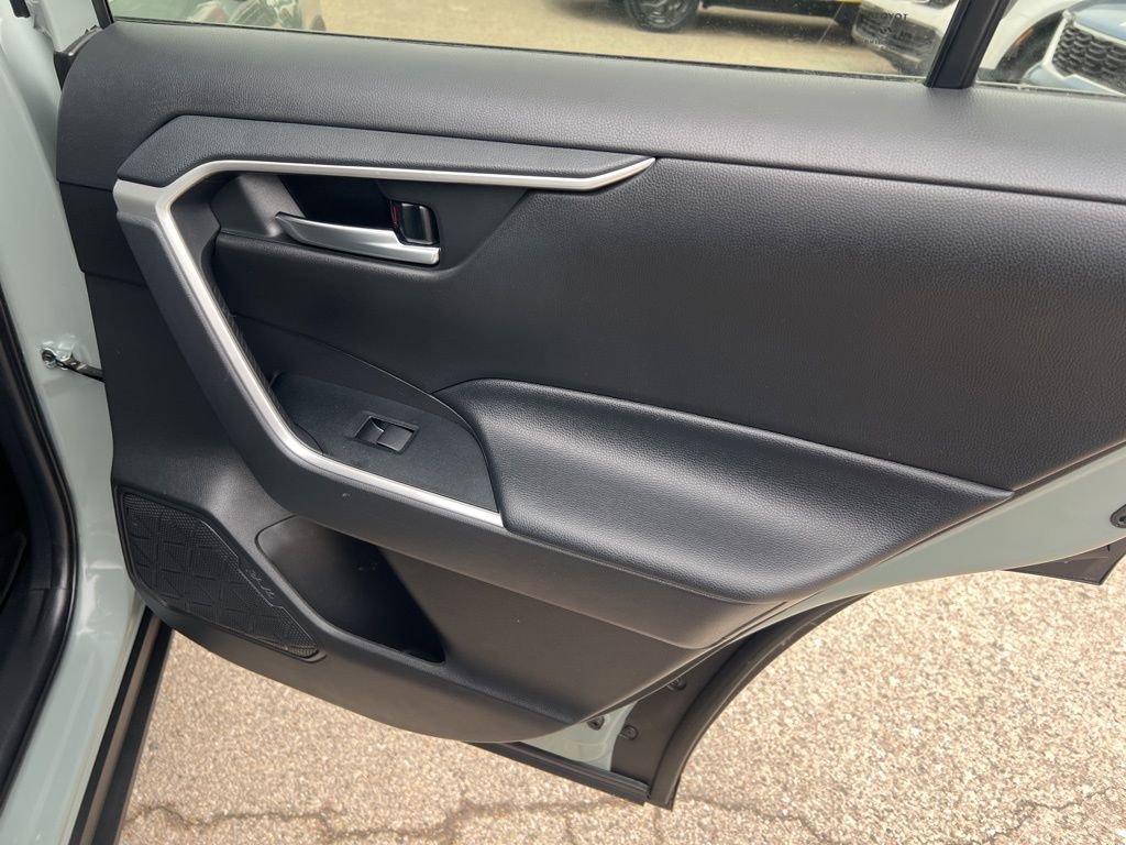 Used 2020 Toyota RAV4 XLE w/ Convenience Package image 18