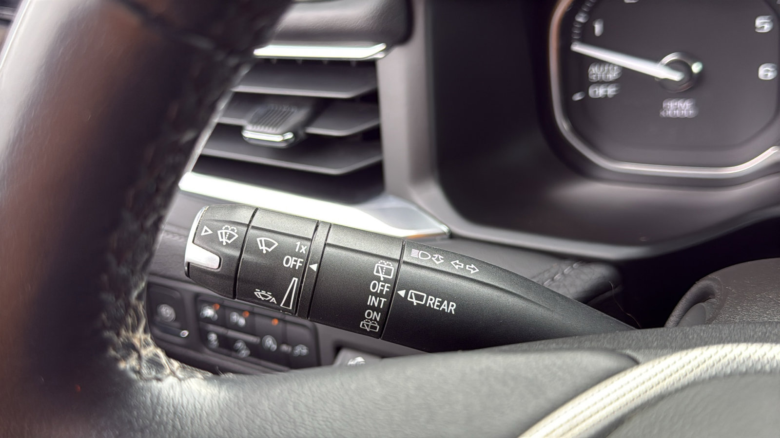 Used 2021 GMC Yukon Denali w/ Denali Premium Package image 15