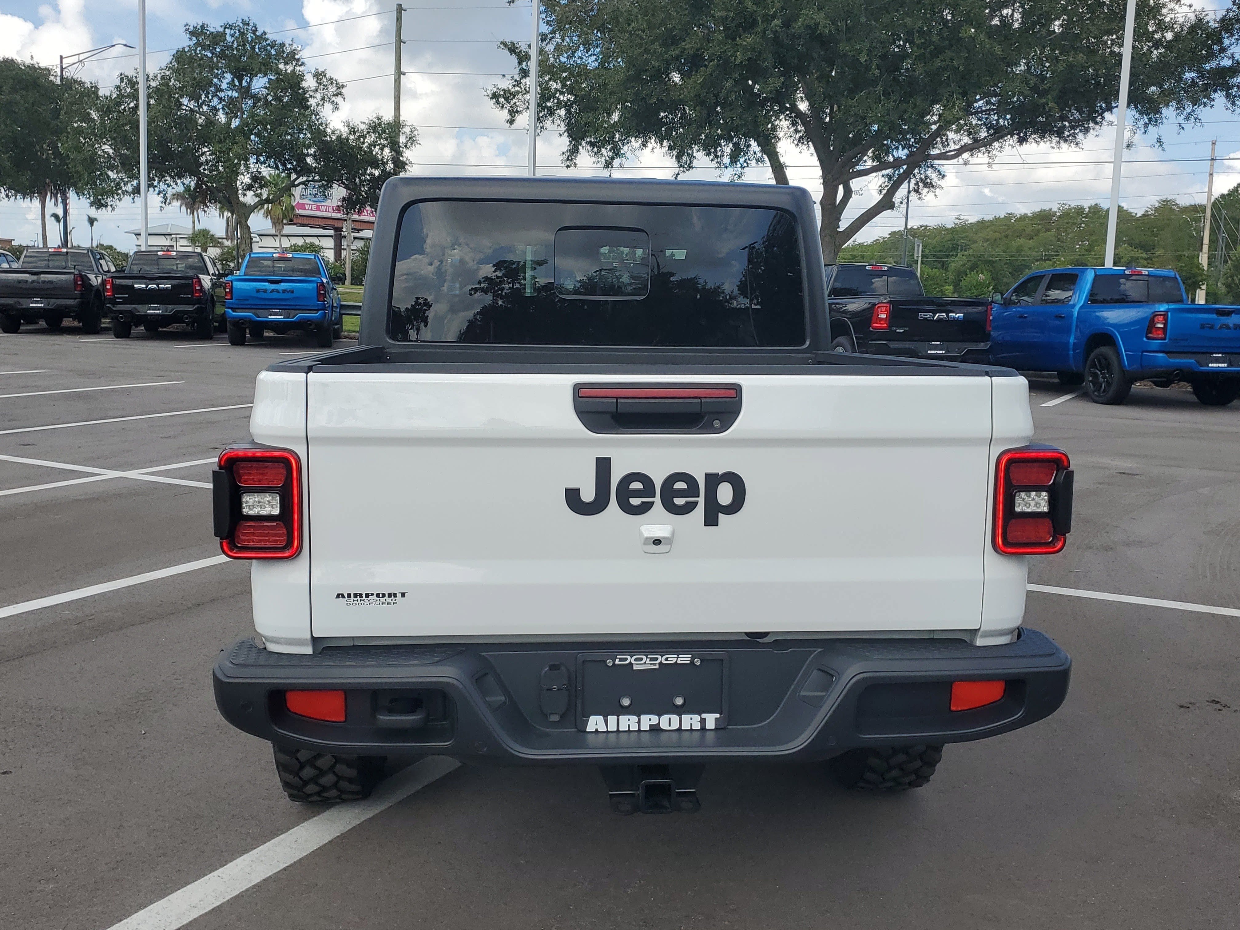 Used 2025 Jeep Gladiator Sport AWD/4WD image 7