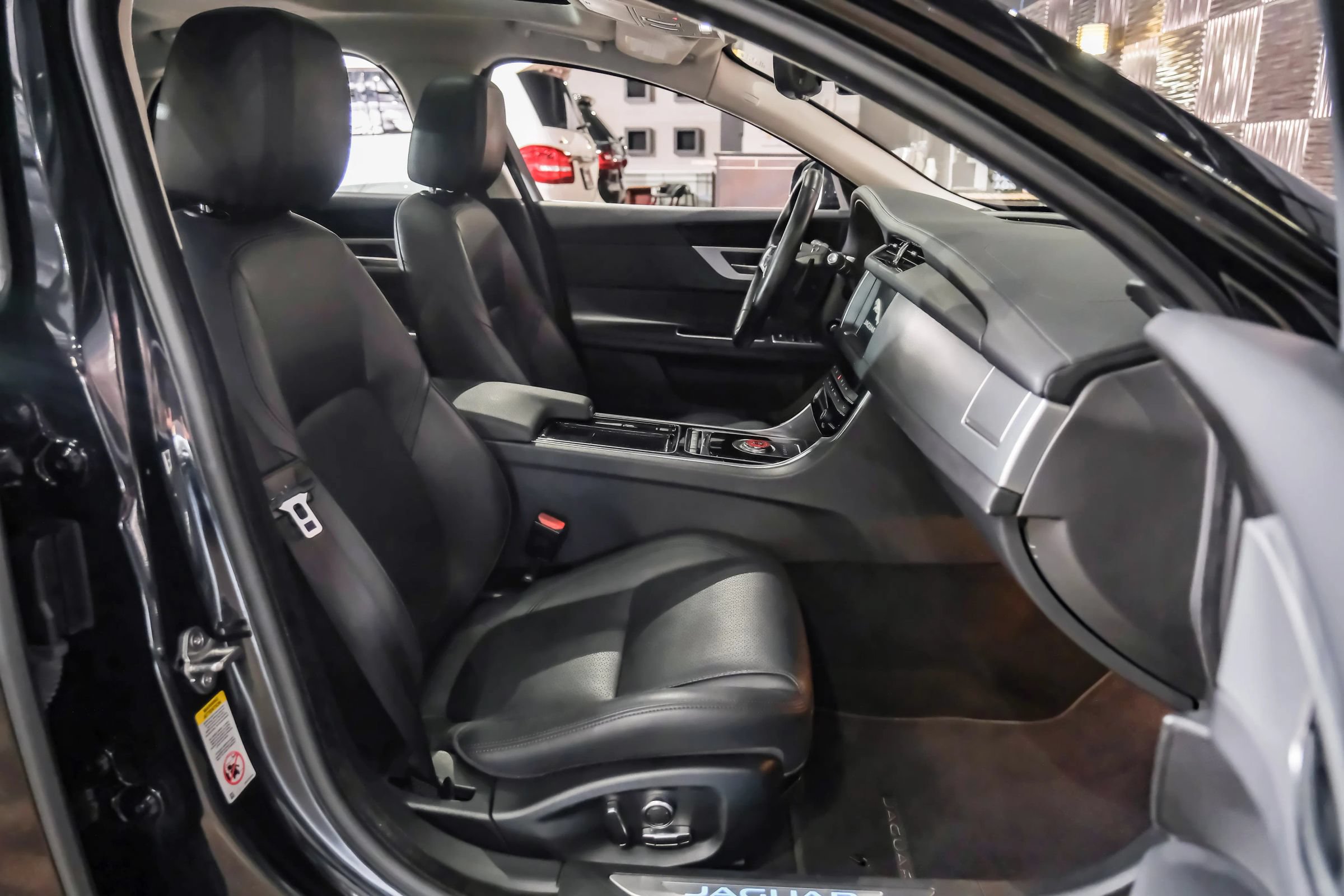 Used 2020 Jaguar XF Prestige RWD image 31