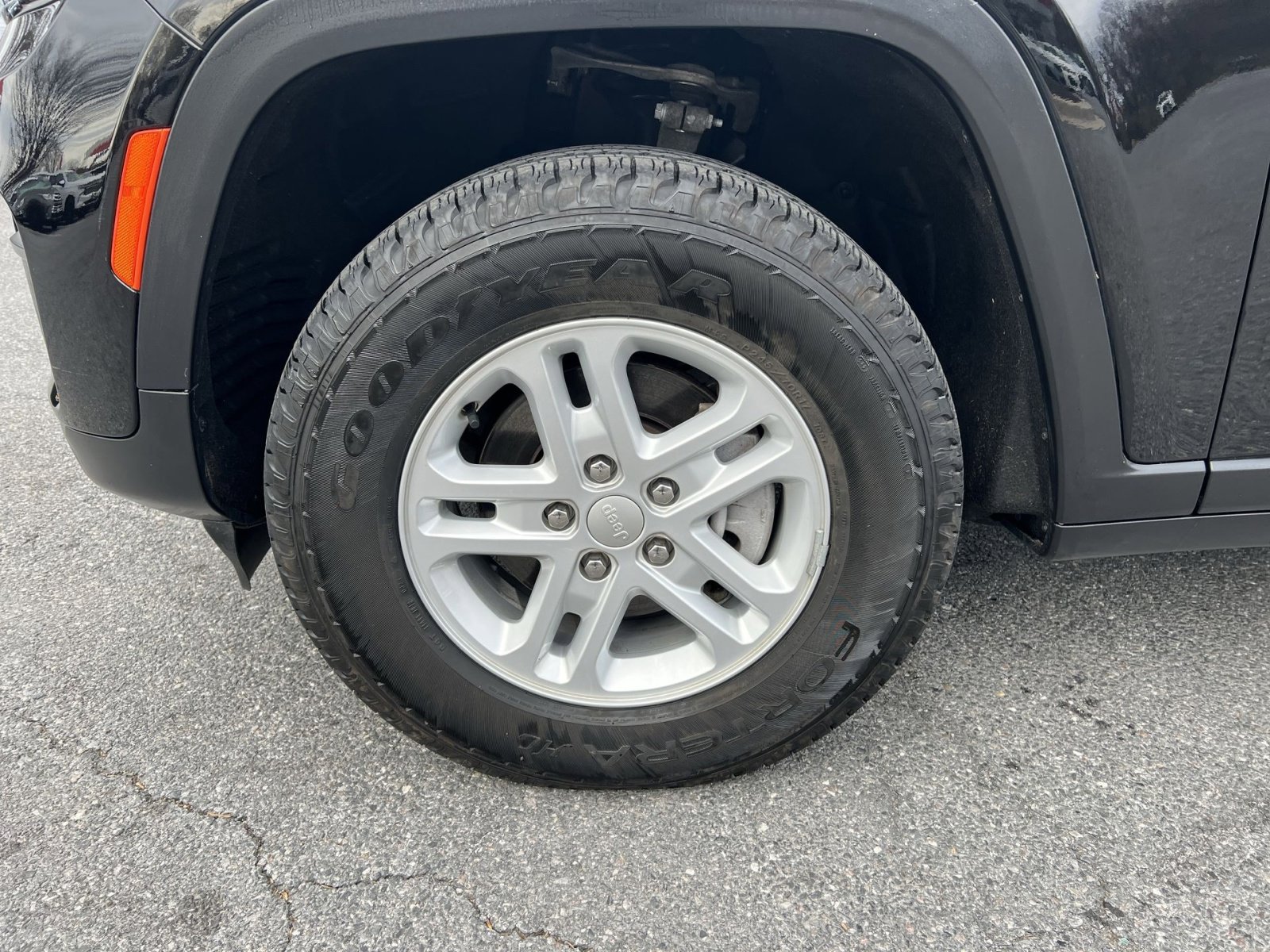 Used 2023 Jeep Grand Cherokee Laredo image 12