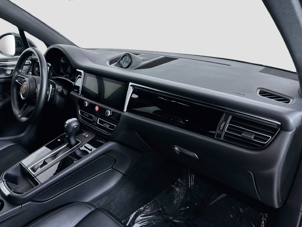 Certified 2024 Porsche Macan AWD/4WD image 31