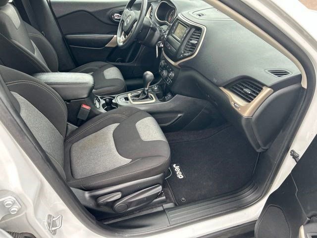 Used 2017 Jeep Cherokee Sport w/ Safety Group AWD/4WD image 43