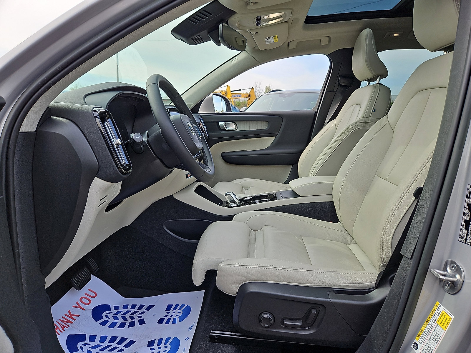 Certified 2023 Volvo XC40 B5 Plus w/ Driver Assist Package AWD/4WD image 13