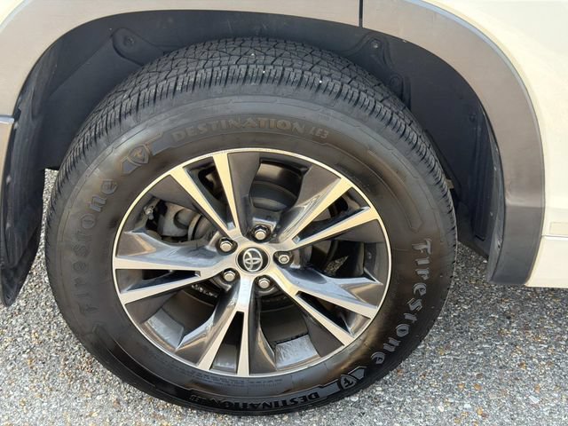 Used 2018 Toyota Highlander Plus FWD image 5