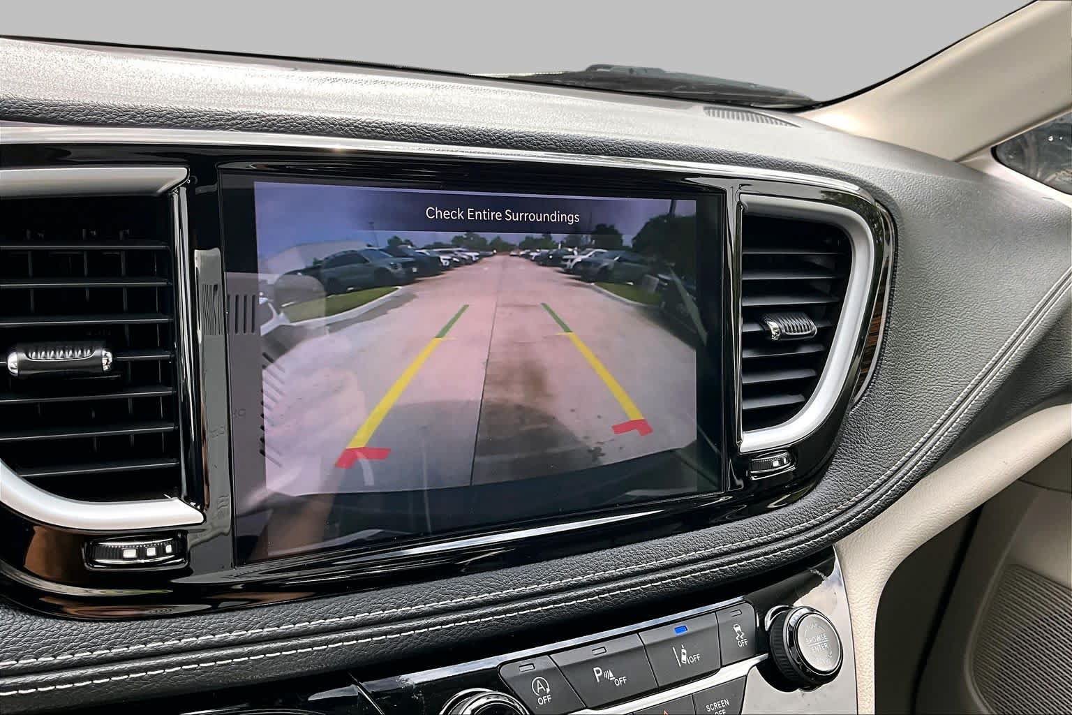 Used 2023 Chrysler Pacifica Limited FWD image 26