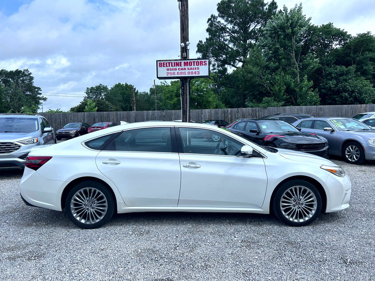 Used 2018 Toyota Avalon Limited image 3