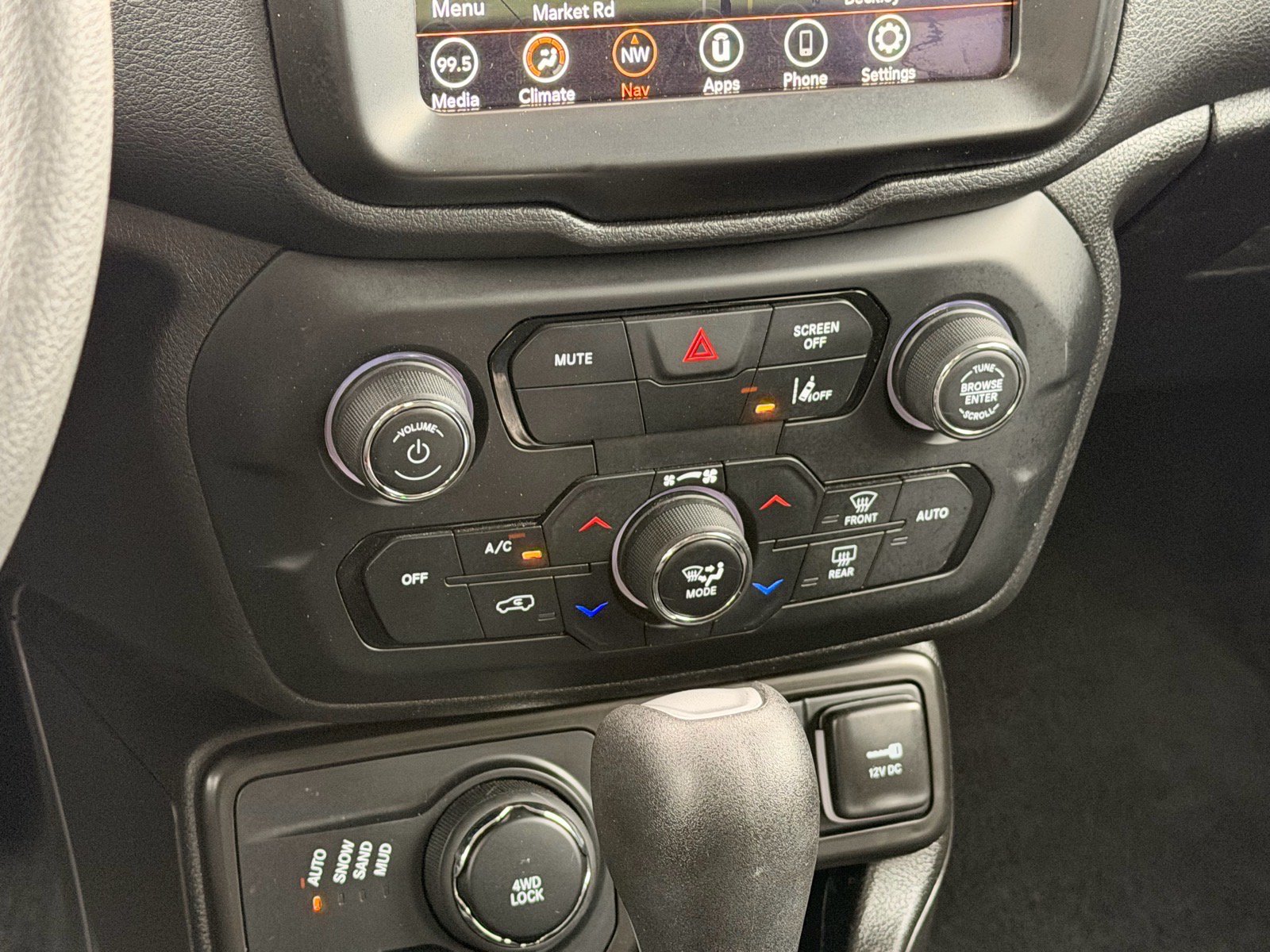 Used 2023 Jeep Renegade Latitude AWD/4WD image 18