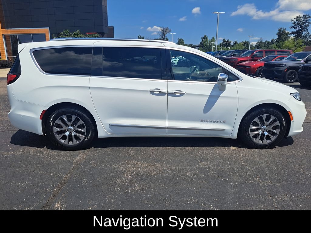 Certified 2022 Chrysler Pacifica Pinnacle FWD image 3