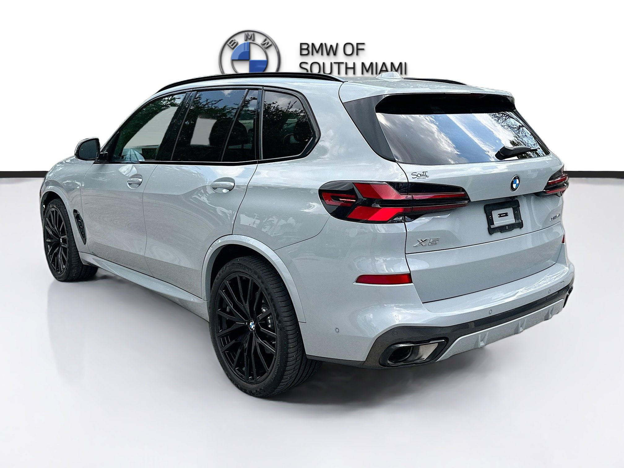 Certified 2024 BMW X5 xDrive40i w/ M Sport Package AWD/4WD image 5
