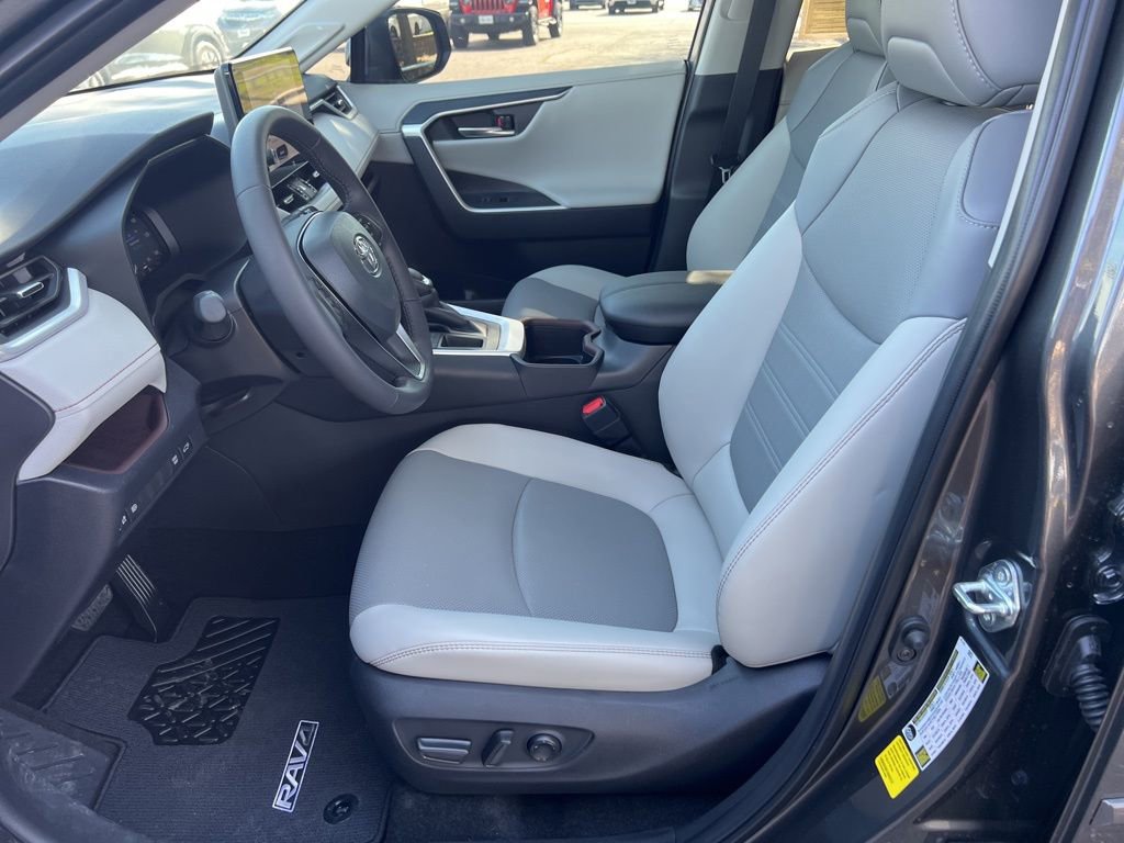 Used 2025 Toyota RAV4 Limited image 23